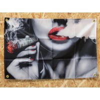 Drapeau "Femme qui fume" Vintage 60x90cm - Idéal Déco Garage Loft ou autre